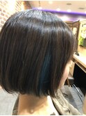 イヤリングカラー×ブルージュカラー/ミニマルボブ20代/30代