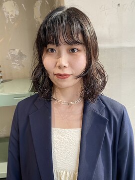 ロジ(loji) 顔周りカットと大きめのカールのパーマ