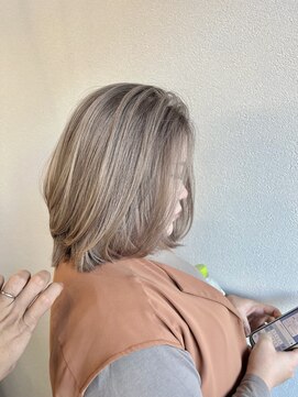 フラッグ ヘアー 天神西通り店(Flag HAIR) プラチナベージュ　シャドウルーツ