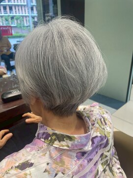 グレーのショートグラデーションボブ