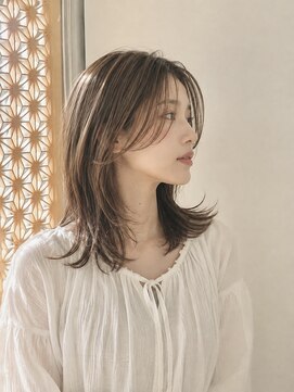 オアシスアヴェダ ザ・ペニンシュラ東京(OASIS AVEDA) 20代30代ミディアムレイヤーヘーゼルベージュ長め前髪