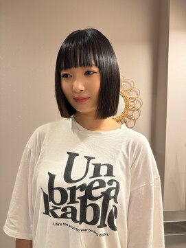 チャプター 問屋町(chapter) ブリーチなしブルーブラック切りっぱなし前下がりボブ韓国ヘア