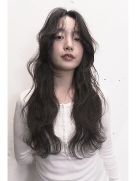 ピア ヤクイン(Pia Yakuin) ロング 前髪無し レイヤーカット ウェーブスタイル