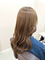 カミエ(kamie)&nbsp;ロングヘアをベージュカラーで柔らかく表現したスタイル