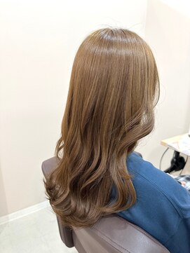 カミエ(kamie) ロングヘアをベージュカラーで柔らかく表現したスタイル