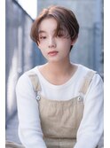 Aimee 前髪長めニュアンスショート×ツヤ髪ベージュ