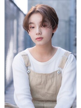 エイミー(Aimee) Aimee 前髪長めニュアンスショート×ツヤ髪ベージュ