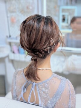 アトリエビューティーアミュ(atelier beauty AmU) 結婚式 二次会 お呼ばれ ポニーテール×ゴールド・ビジューピン
