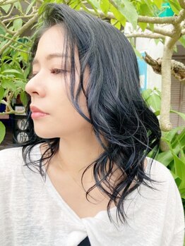 クイーンズ(Queens)の写真/厳選薬剤でダメージを最小限に抑えるグレイカラー。白髪を活かしたデザインが30代40代の大人女性に高評価◎