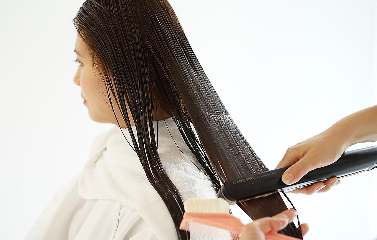 【一度のみ使用】カラマンビューティーブラシ ACアダプター付 髪質改善サロン監修 dinos ヘアブラシ 振動 静電気除去 サラサラ ツヤ髪 くせ毛 頭皮