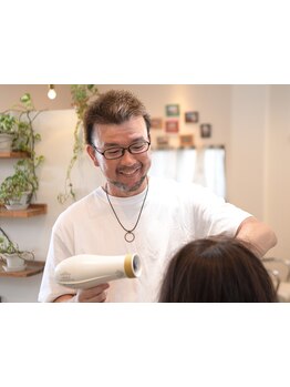 その人に一番似合う髪型を。お客様の希望とプロの意見をすりあわせ、納得いただける仕上がりを目指します。