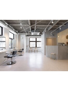 【千葉駅6分】ナチュラルで席間広々とした空間♪マンツーマンサロンで落ち着いた時間を過ごせます◎