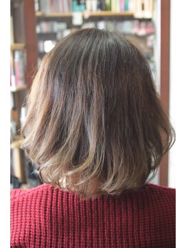 オーバーキャプテンネイキッド(OVER CAPTAIN NAKED) グレージュグラデーションカラーボブ