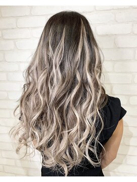 エル(L by truecreation) ブリーチ/春日部/ダブルカラー/学割U24/顔周り/ハイトーン/韓国