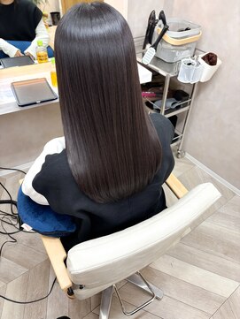 [ハチ周りの膨らみが気になる方にオススメストレートヘア]