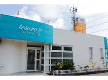 テゾーロ ヘアーアンドラブ(tesoro hair&love)の雰囲気（ターコイズブルーの看板が目印☆ [ケアブリーチ/インナーカラー]）