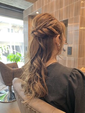 アクアヴィタエ(Aqua vitae) ゆるふわハーフアップ