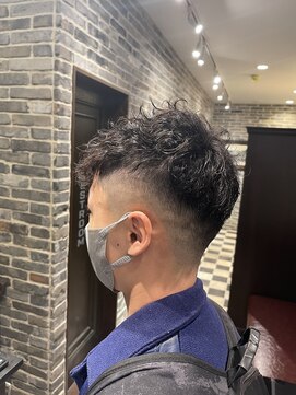 ミリオンバックス 御徒町店(Million Backs) スペインカール/スキンフェード/束感ショート<理容室>[メンズ]