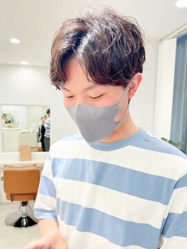 ガーデンヨコハマエスト(GARDEN YOKOHAMA est) メンズ センターパート 黒髪 カルマパーマ