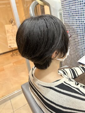 スタジオ アルファプラス 日暮里店(studio α+) ステップボーンカットカットボブショートハイライト白髪ぼかし/