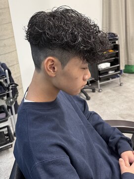 イーラ(era) スペインカール黒髪マッシュ前下がりスパイラルパーマ