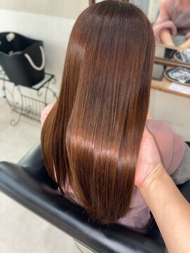 エリュール(Elure) 重めスタイルロングで綺麗髪に、まろやか春カラーで上品スタイル