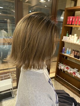 リー ヴィータ 上新庄(Lee Vita) ベージュカラー×切りっぱなし×外ハネ×根元グラデーション