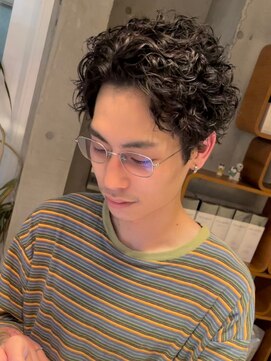 フィフスワン(fifth one) 波巻きパーマセンターパートツイストパーマメンズマッシュパーマ