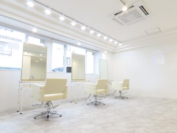 ガーネットプラス(Garnet+)の写真/大人女性の髪のお悩み解決サロン♪大人好みの落ち着いた雰囲気なので、リラックスして過ごせる◎