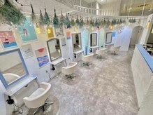 ヘアアジュールココ(hair azure CoCo...)の雰囲気（白とブルーが基調の上質サロンです。くつろげますよ～。）