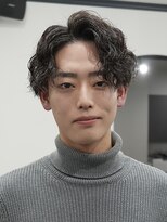 ログ(LOG)&nbsp;ツイストスパイラルパーマ センターパート 縦落ち 大人 高松