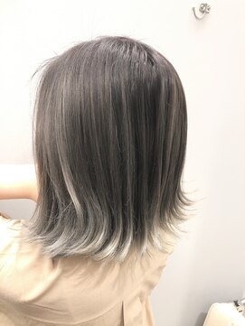 ラ タント(L'attente) グレーバレイヤージュ/小顔外ハネミディアム