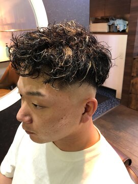 バーバーショップ カズー BARBER SHOP KA-ZOO ツイストスパイラルパーマ、スキンフェード