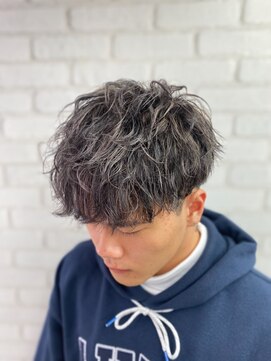 アイズ 海老名(AIZU) ツイストスパイラルパーマシルバーメッシュカラーメンズマッシュ