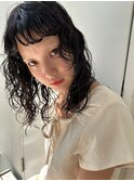 ソリッドなウェットスタイリングの黒髪パーマ