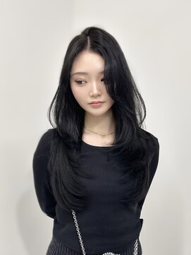 ロムーク 表参道(LOMKH) ミディアムレイヤーロングレイヤーカット顔周りオリーブベージュ