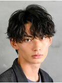 ツイストスパイラルパーマカルマセンターパートマッシュ刈り上げ