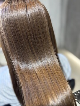自然な艶感の柔らかストレートヘア