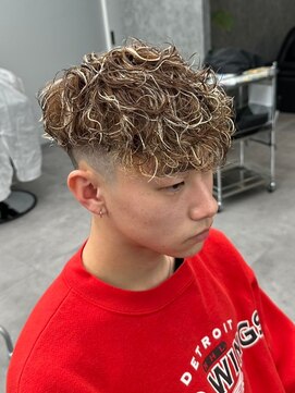 ベルクロー バイ アリープ(Bel.crow by ALEAP) スペインカール/ハイライト/スキンフェード/ブリーチデザイン