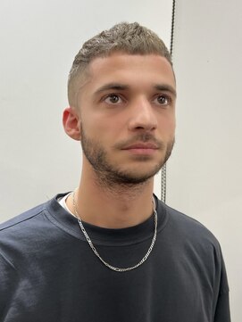 ワースホワイル(WORTH WHILE) 刈り上げセンターパートサーフカールフェザーパーママレットヘア