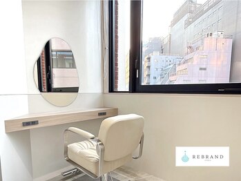 リブランド 銀座(REBRAND)の写真/【窓があるゆったりとした個室空間】個室空間で施術の間もプライベートな時間をお過ごし頂けます。