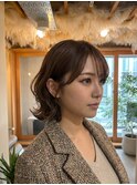 後れ毛を残した大人ローポニー