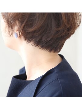 フランジェッタヘアー(Frangetta hair) 襟足スッキリショート