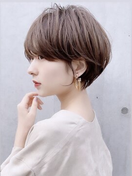 アンド ストーリーズ(&STORIES) 大人可愛い前髪ありひし形耳掛けマッシュショートボブ30代40代