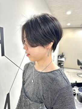 シシ 大宮(She 2.) 耳掛けショートボブ/襟足束感ショート/アッシュベージュ