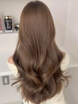 シイム(CYM) 艶髪/ラテベージュ/ウェーブ/ロング/レイヤーカット