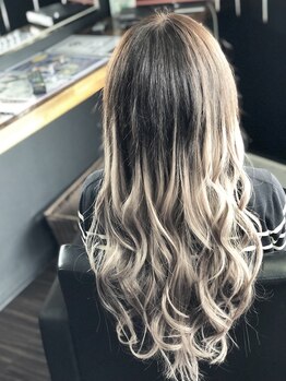 トータルビューティーサロン カラット(total beauty salon KARAT)の写真/【最高級人毛100％エクステ使用☆】どんな髪の毛にも自然に馴染むから、なりたいStyleに♪手触りも滑らか◎