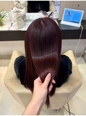 上品に艶めくロングヘア髪質改善ストレート 冬カラー レッド