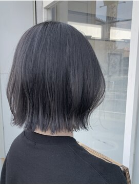 クオリア(Quaria) グレージュ×ミニボブ