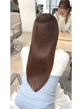 エラ(Ella) 美髪矯正で潤うナチュラルブラウン